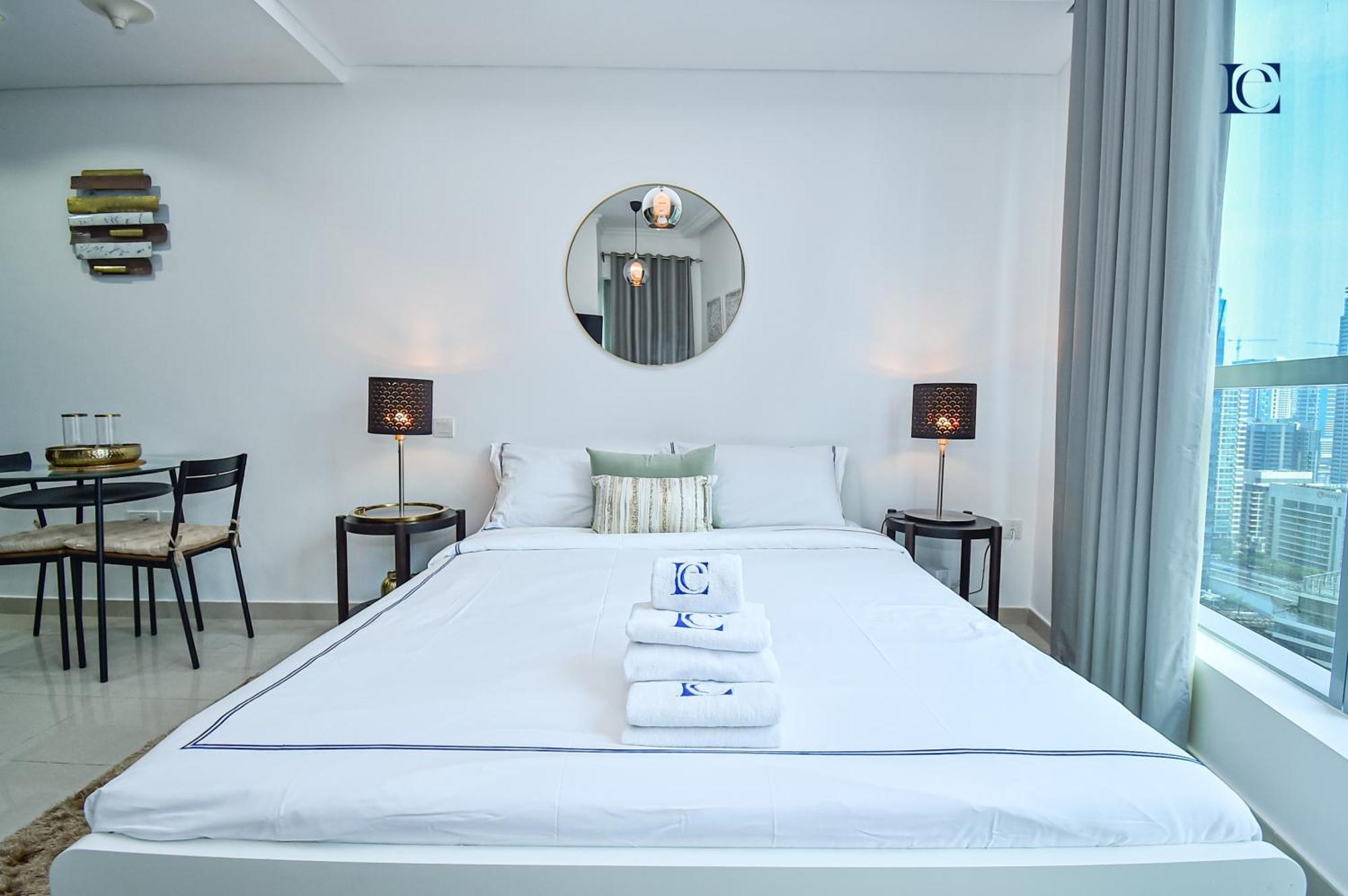 Luxury Escapes - Spacious With Balcony & Marina View - Bay Dubai