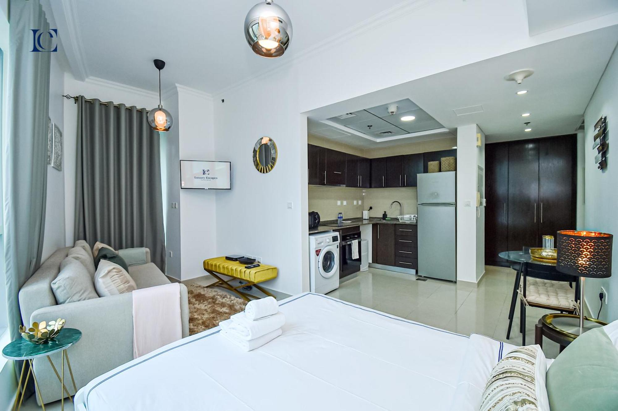 Luxury Escapes - Spacious With Balcony & Marina View - Bay Apartment