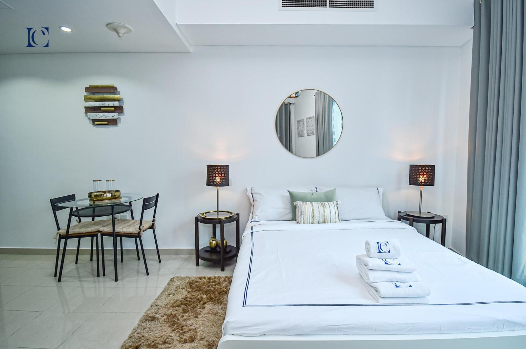 Apartment Luxury Escapes - Spacious With Balcony & Marina View - Bay Dubai